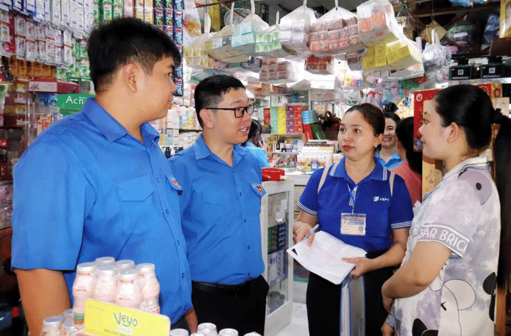 Đoàn viên, thanh niên xã Cần Đước tuyên truyền người dân áp dụng thanh toán không dùng tiền mặt, chung tay thực hiện chuyển đổi số