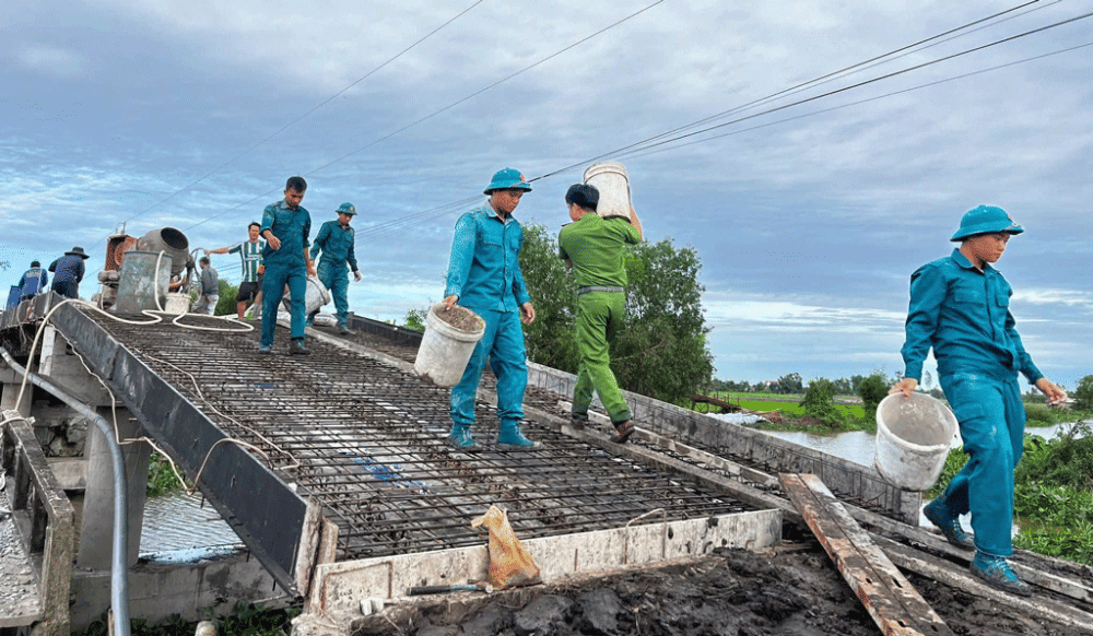 Đoàn viên, thanh niên xã Tân Thạnh chung tay hỗ trợ xây dựng cầu giao thông nông thôn