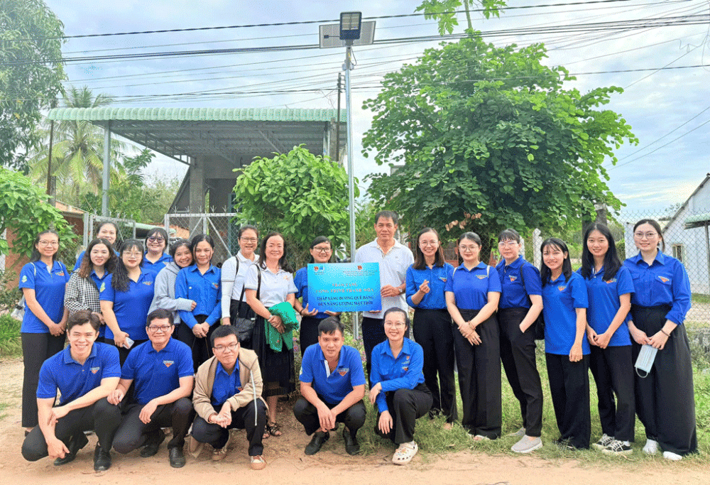 Đoàn xã Thạnh Bình thực hiện công trình Thắp sáng đường quê bằng đèn năng lượng mặt trời dài 1,5km với 17 trụ đèn