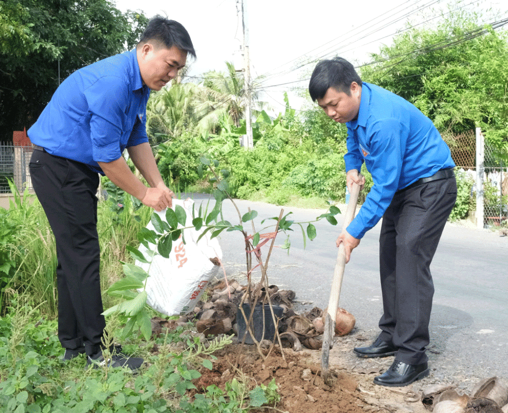 Phó Bí thư Tỉnh Đoàn Phạm Văn Hậu (bên phải) trồng cây xanh tại phường Long An