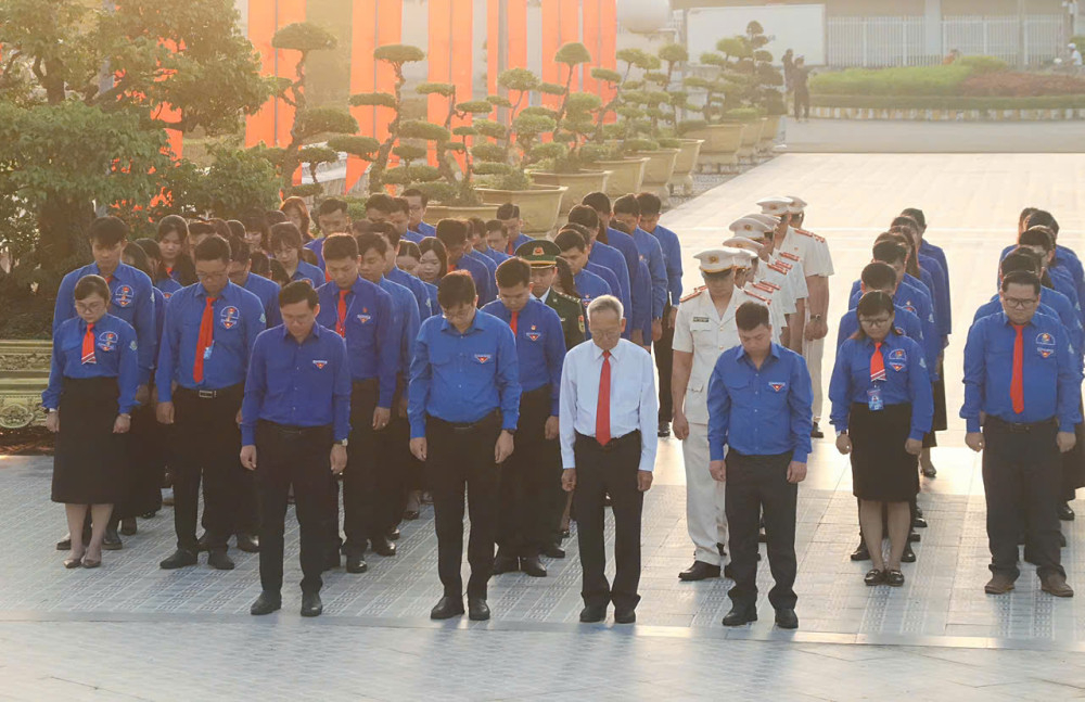 Đại biểu dành phút mặc niệm tưởng nhớ công lao các anh hùng, liệt sĩ