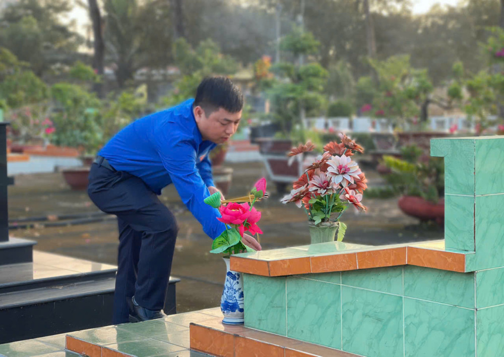 Phó Bí thư Tỉnh Đoàn Phạm Văn Hậu thắp hương lên phần mộ liệt sĩ
