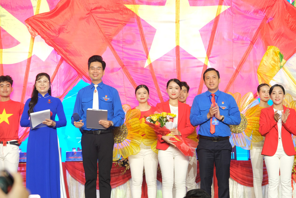 Bí thư Tỉnh Đoàn Trần Hải Phú tặng hoa cho đội văn nghệ