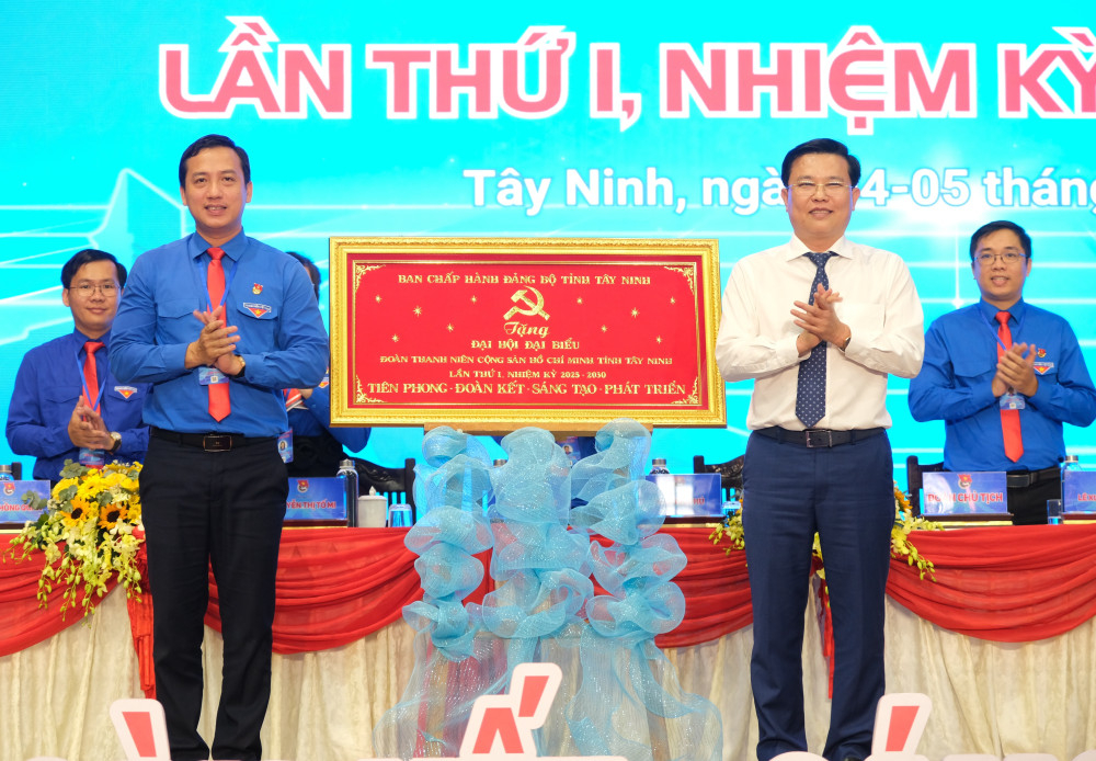 Phó Bí thư Tỉnh ủy, Chủ tịch UBMTTQ Việt Nam tỉnh Tây Ninh Nguyễn Thanh Hải phát biểu và tặng khánh chúc mừng Đại hội