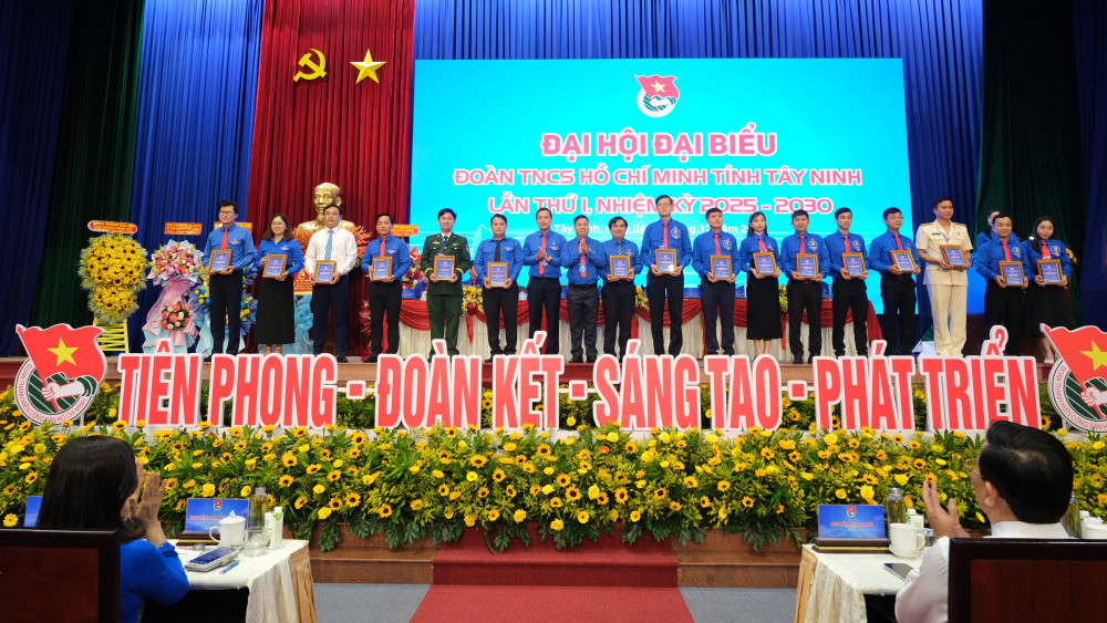 Lãnh đạo Tỉnh Đoàn tặng quà chia tay Ủy viên Ban Chấp hành Tỉnh Đoàn nhiệm kỳ 2022–2027 không tiếp tục tham gia Ban Chấp hành khóa I nhiệm kỳ 2025–2030