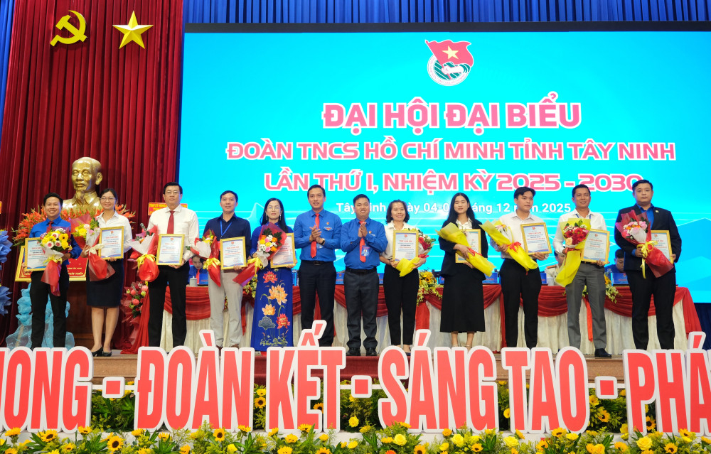 Lãnh đạo Tỉnh Đoàn trao thư cảm ơn các cơ quan, đơn vị, doanh nghiệp đã đồng hành, hỗ trợ Đại hội