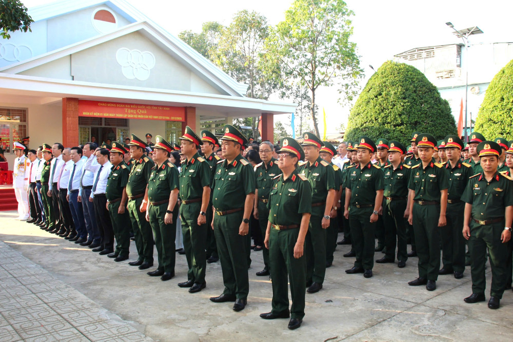Đại tướng Nguyễn Trọng Nghĩa - Ủy viên Bộ Chính trị, Bí thư Trung ương Đảng, Chủ nhiệm Tổng cục Chính trị (hàng đầu, thứ 4 bên phải qua); các đồng chí lãnh đạo Bộ Quốc phòng, Quân khu 7, tỉnh Tây Ninh và đại biểu thực hiện nghi thức dâng hoa, dâng hương tưởng niệm, tri ân các anh hùng liệt sĩ