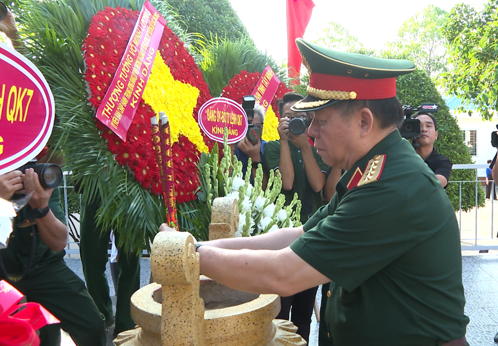 Đại tướng Nguyễn Trọng Nghĩa - Ủy viên Bộ Chính trị, Bí thư Trung ương Đảng, Chủ nhiệm Tổng cục Chính trị dâng hương tại tại Bia truyền thống lực lượng vũ trang Quân khu 7