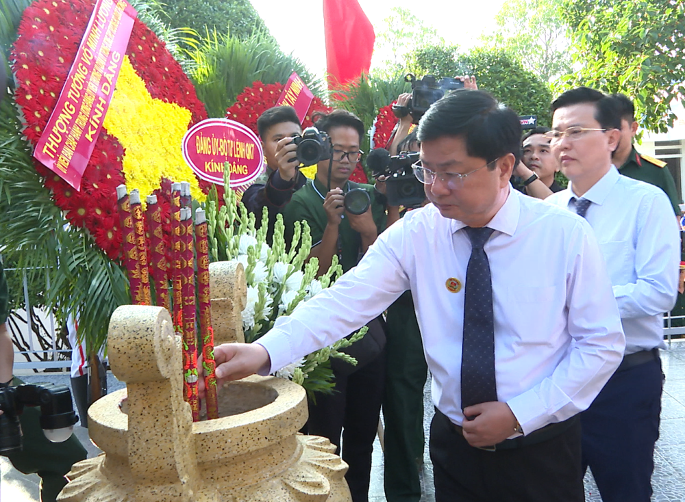 Bí thư Tỉnh ủy Tây Ninh Nguyễn Văn Quyết dâng hương tại Bia truyền thống lực lượng vũ trang Quân khu 7