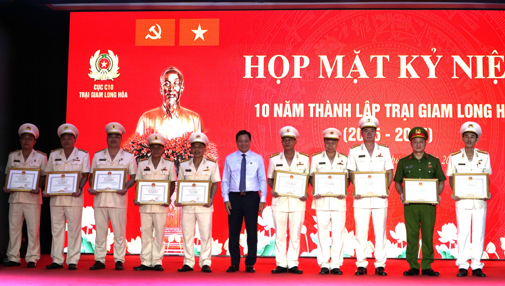 Phó Chủ tịch UBND tỉnh Tây Ninh Phạm Tấn Hòa trao bằng khen cho các cá nhân có thành tích