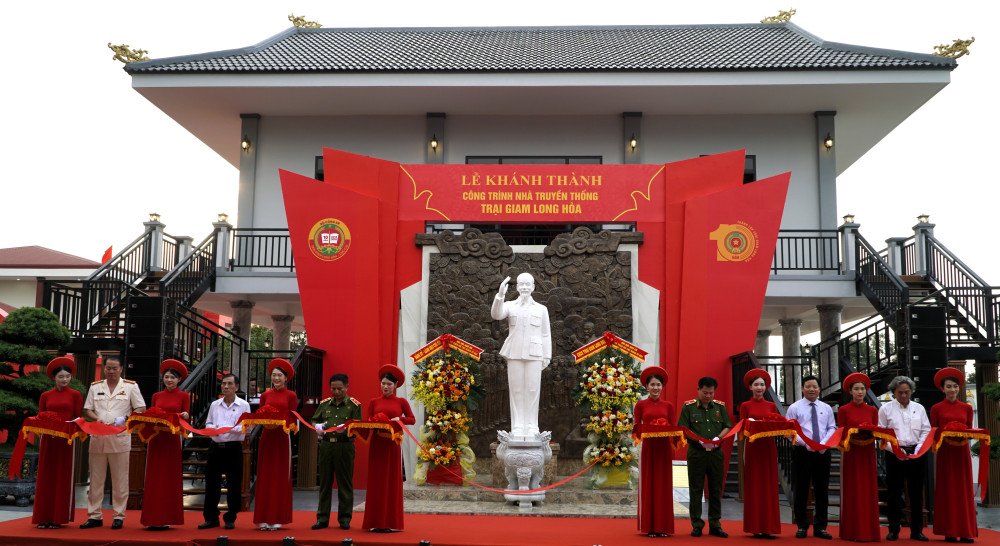 Dịp này, Trại giam Long Hòa tổ chức Lễ khánh thành Nhà truyền thống đơn vị