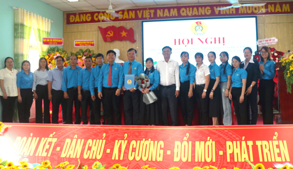 Ủy viên Ban Chấp hành, Ủy viên Ban Thường vụ, Ủy viên Ủy ban Kiểm tra Công đoàn xã Long Cang nhận quyết định và ra mắt tại Hội nghị