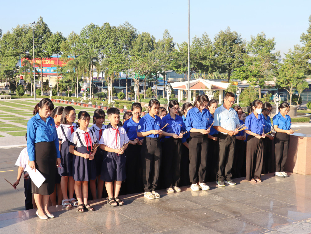 Thanh thiếu nhi phường Bình Minh dành 1 phút mặc niệm tưởng nhớ các anh hùng, liệt sĩ