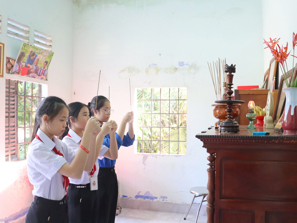 Các bạn trẻ thắp hương liệt sĩ Nguyễn Văn Trung - con trai Bà mẹ Việt Nam Anh hùng Võ Thị Thạnh