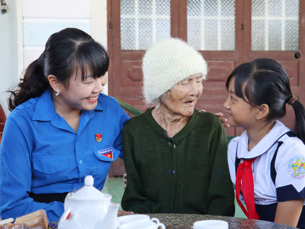 Bà mẹ Việt Nam Anh hùng Võ Thị Thạnh trò chuyện cùng đội viên, thiếu nhi 