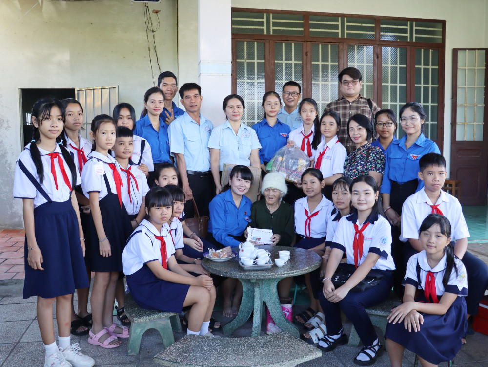 Đoàn Thanh niên - Hội đồng Đội phường Bình Minh tặng quà cho Bà mẹ Việt Nam Anh hùng Võ Thị Thạnh