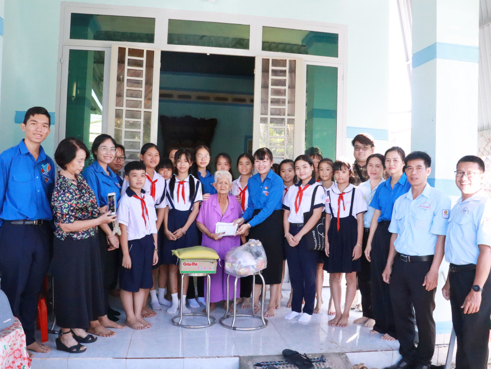 Đoàn Thanh niên - Hội đồng Đội phường Bình Minh tặng quà cho cụ Lan