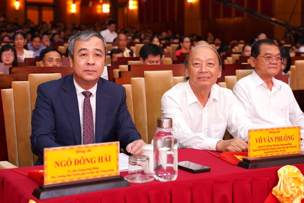 Ủy viên Trung ương Đảng, Phó Trưởng Ban Tuyên giáo và Dân vận Trung ương Ngô Đông Hải cùng các đại biểu tham dự Chương trình