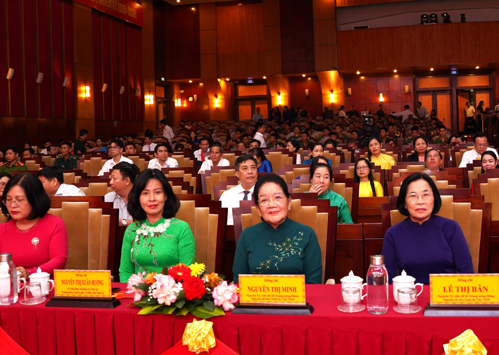 Lãnh đạo Ban Tuyên giáo và Dân vận Tỉnh ủy cùng các đồng chí nguyên lãnh đạo Tỉnh ủy tham dự chương trình