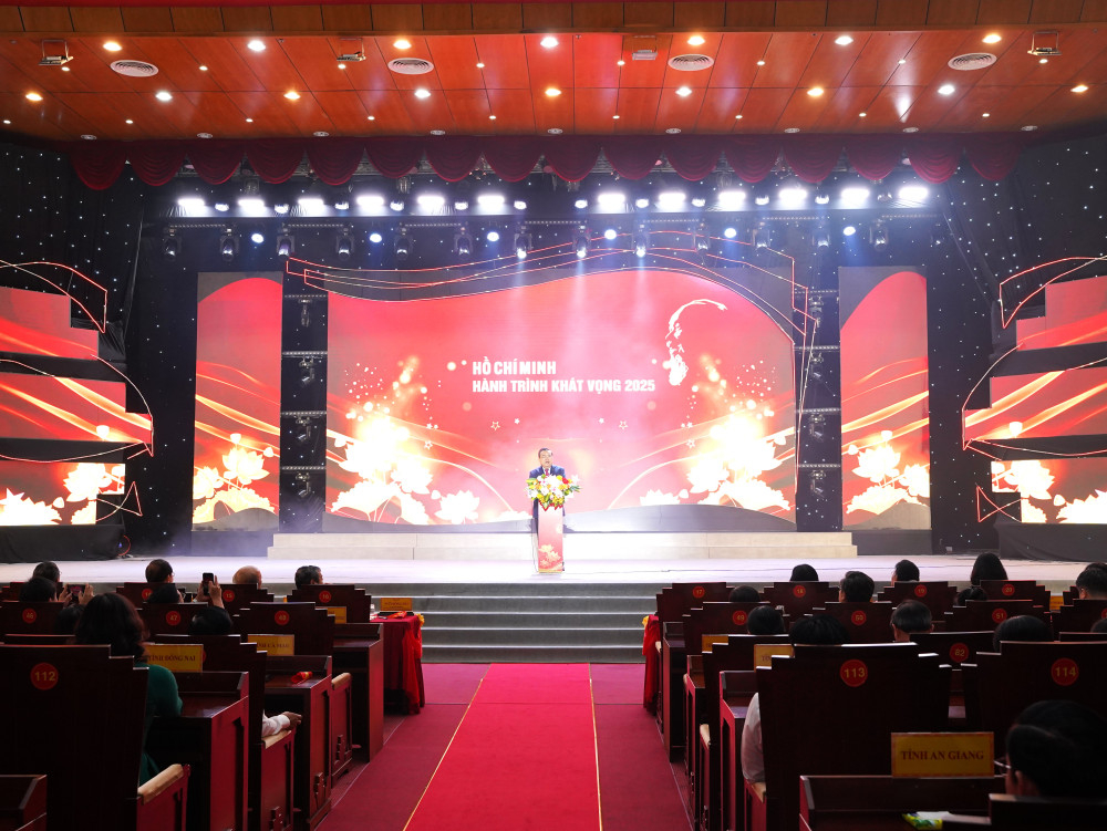 Phó Bí thư Tỉnh ủy, Trưởng đoàn ĐBQH tỉnh Phạm Hùng Thái phát biểu chào mừng