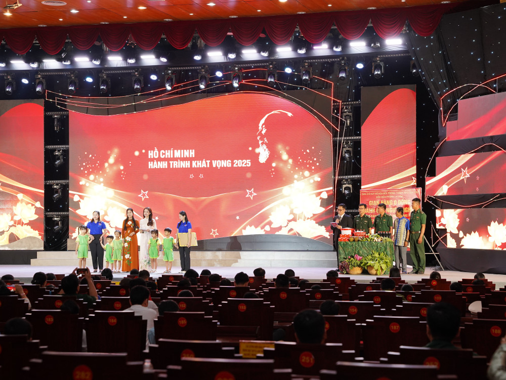 Giao lưu với điển hình của tỉnh Đồng Nai và Thành phố Cần Thơ