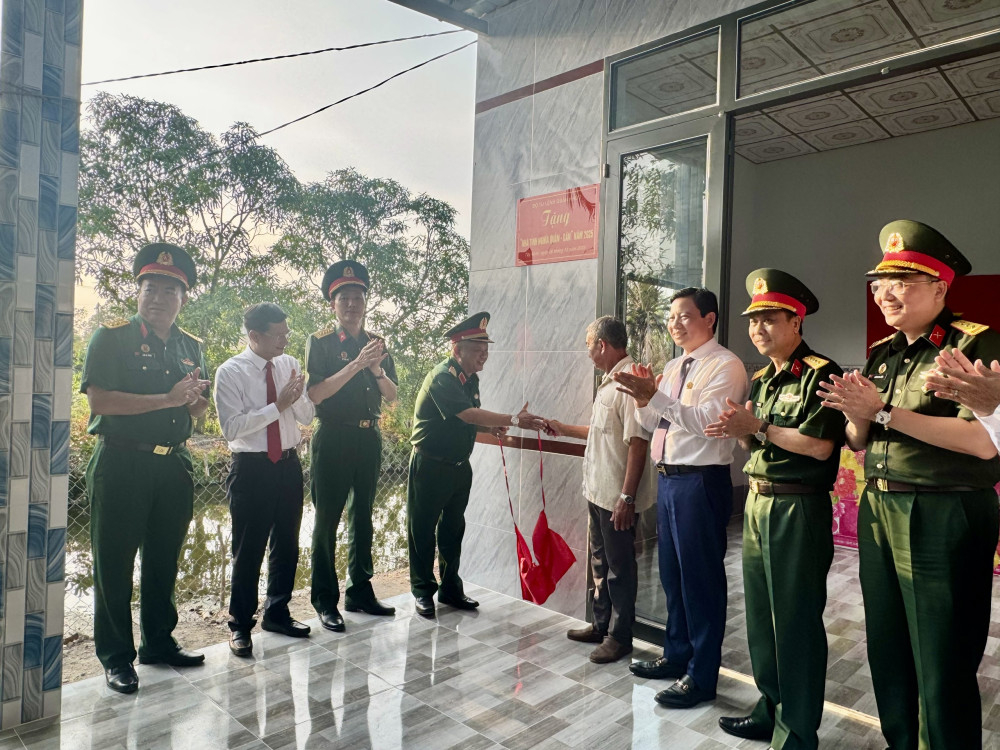 Lãnh đạo Bộ Tư lệnh Quân khu 7, UBND tỉnh chúc mừng gia đình nhận nhà mới