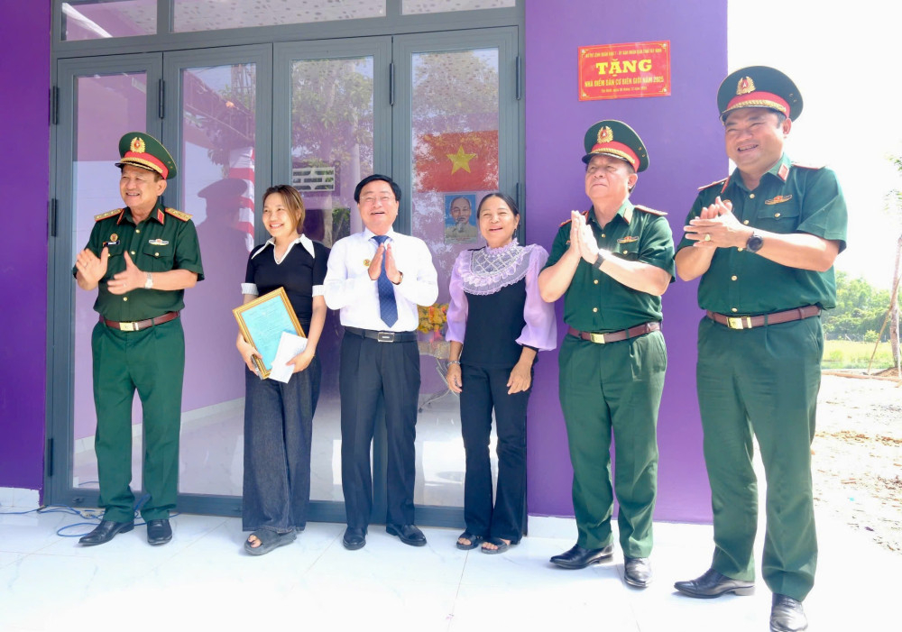 Đại tướng Nguyễn Trọng Nghĩa - Ủy viên Bộ Chính trị, Bí thư Trung ương Đảng, Uỷ viên Thường vụ Quân uỷ Trung ương, Chủ nhiệm Tổng cục Chính trị Quân đội Nhân dân Việt Nam (thứ hai, từ phải qua) ​cùng lãnh đạo tỉnh bàn giao nhà cho người dân