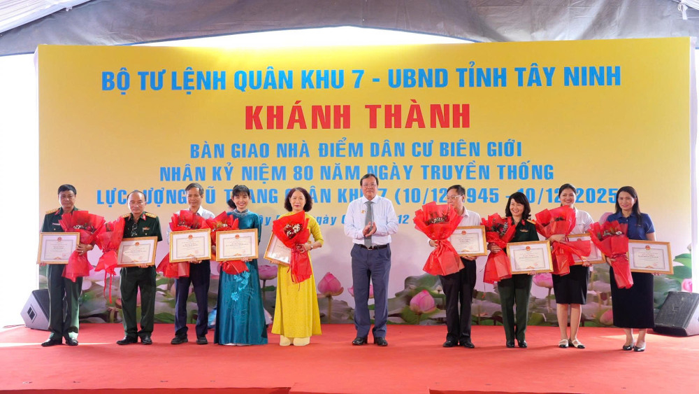 Lãnh đạo tỉnh trao tặng bằng khen cho các doanh nghiệp