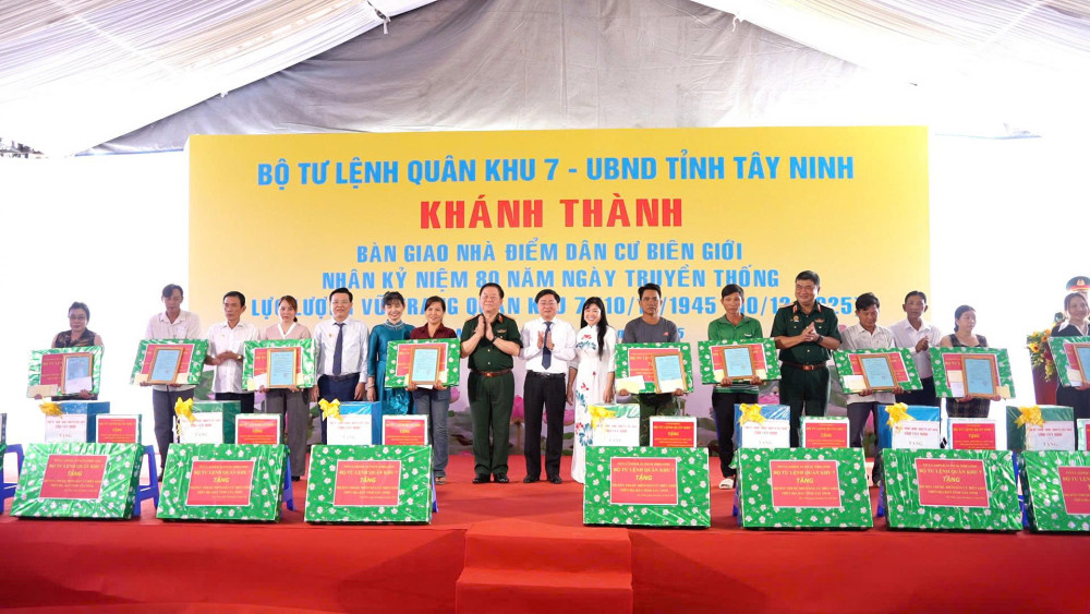 Đại tướng Nguyễn Trọng Nghĩa - Ủy viên Bộ Chính trị, Bí thư Trung ương Đảng, Uỷ viên Thường vụ Quân uỷ Trung ương, Chủ nhiệm Tổng cục Chính trị Quân đội Nhân dân Việt Nam cùng lãnh đạo tỉnh trao tặng quà cho các hộ dân