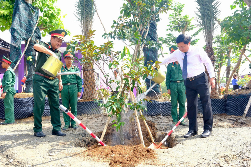 Đại biểu trồng cây