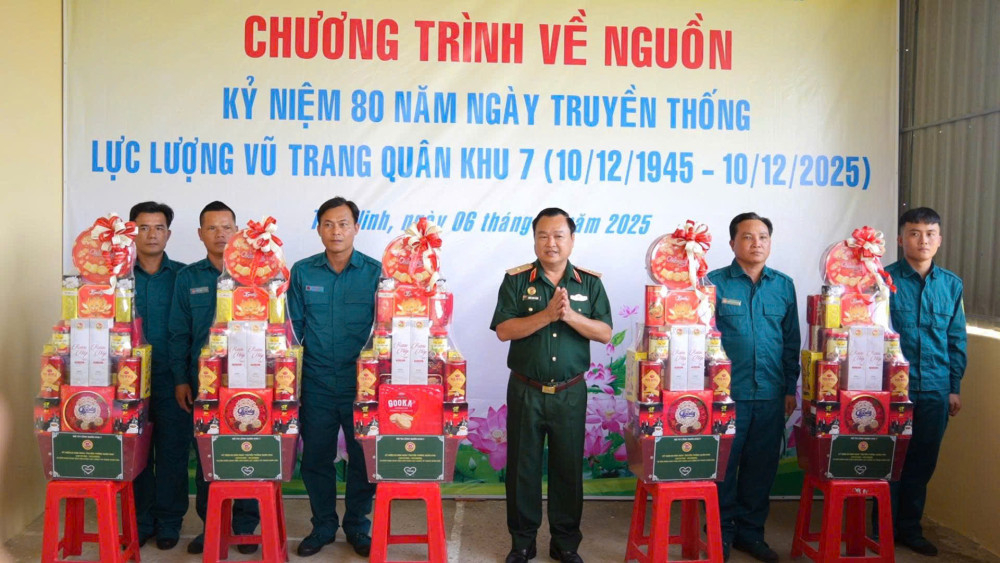 Thiếu tướng Trần Vinh Ngọc - Bí thư Đảng uỷ, Chính ủy Quân khu 7 tặng quà cho các chiến sĩ chốt dân quân