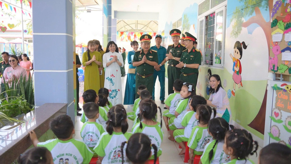 Thiếu tướng Trần Vinh Ngọc - Bí thư Đảng uỷ, Chính uỷ Quân khu 7 thăm các em học sinh Trường Mầm non Tân Hiệp