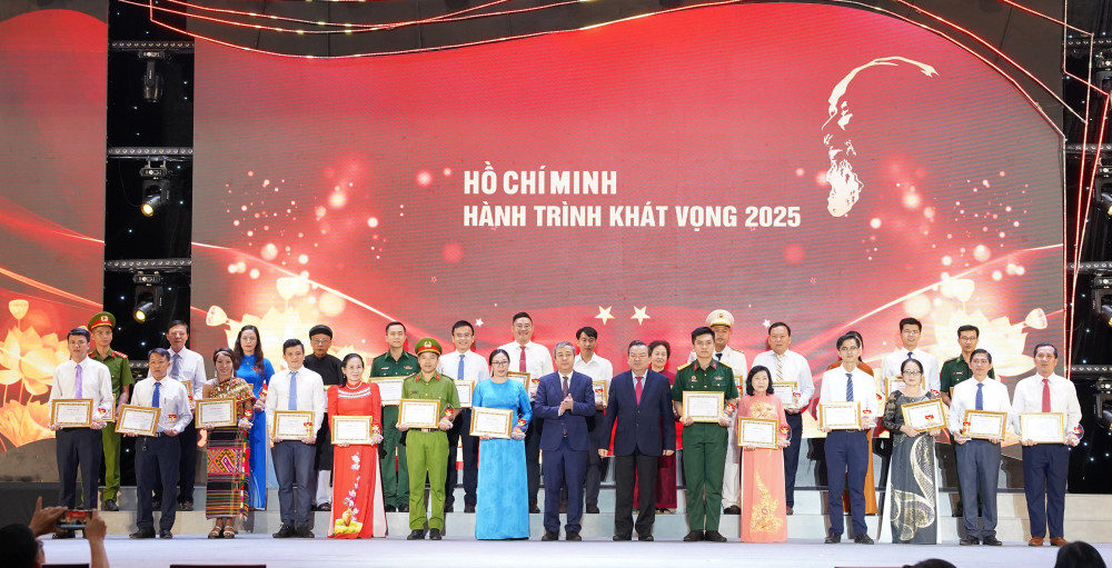 Ủy viên Trung ương Đảng, Phó Trưởng ban Tuyên giáo và Dân vận Trung ương Ngô Đông Hải (thứ 8, từ phải qua, hàng đầu) và Phó Bí thư Tỉnh ủy, Trưởng đoàn đại biểu Quốc hội tỉnh Phạm Hùng Thái (thứ 7, từ phải qua, hàng đầu) trao giấy chứng nhận và biểu trưng cho các điển hình tiêu biểu khu vực phía Nam