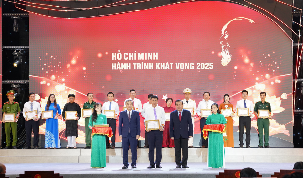 Ủy viên Trung ương Đảng, Phó Trưởng ban Tuyên giáo và Dân vận Trung ương Ngô Đông Hải (thứ 2, từ trái qua, hàng đầu) và Phó Bí thư Tỉnh ủy, Trưởng đoàn đại biểu Quốc hội tỉnh Phạm Hùng Thái (thứ 4, từ trái qua, hàng đầu) trao giấy chứng nhận và biểu trưng cho các điển hình tiêu biểu khu vực phía Nam