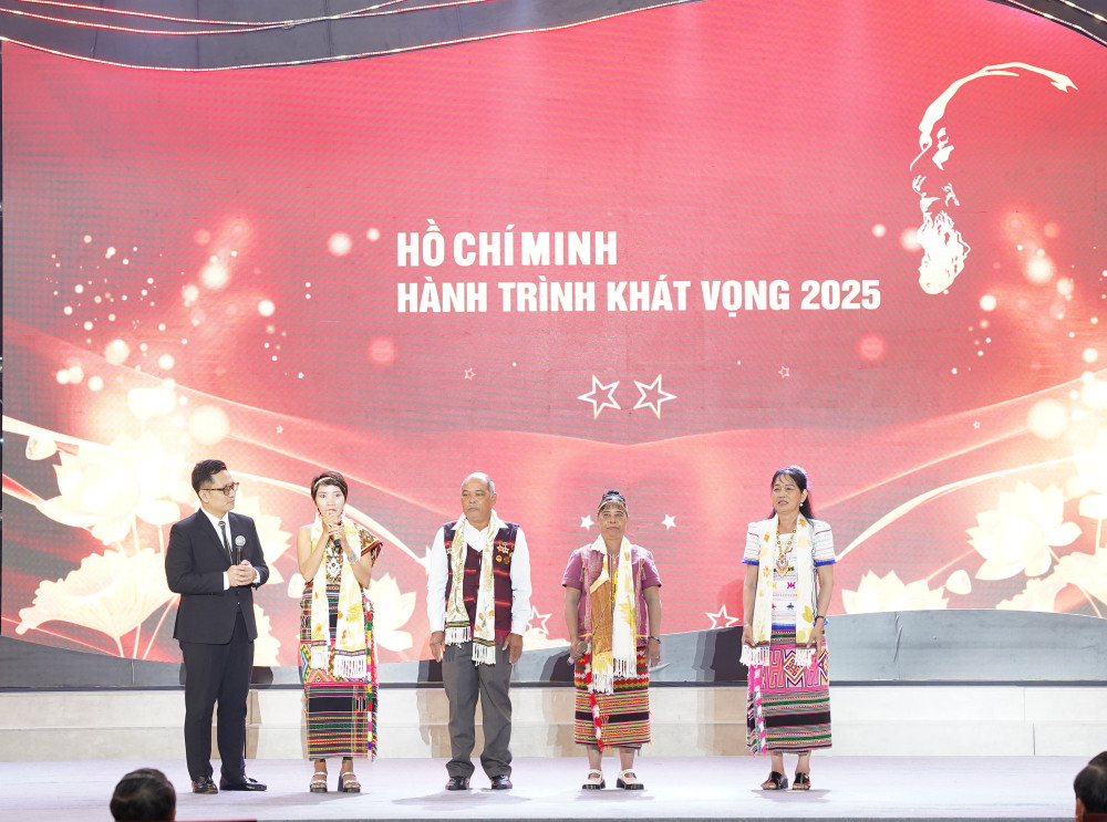 Chị Ká Tuyền và người dân làng Tà Lài, xã Tà Lài, tỉnh Đồng Nai giới thiệu về mô hình du lịch cộng đồng Tà Lài Eco Lodge