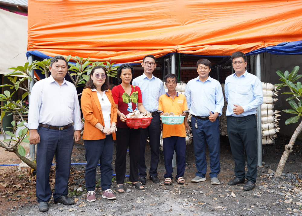 Viện Nghiên cứu công nghệ sinh học và môi trường (Trường Đại học Nông Lâm TP.Hồ Chí Minh) nghiệm thu mô hình canh tác nông nghiệp tuần hoàn tại phường Long Hoa (Ảnh: Vĩnh Hưng)