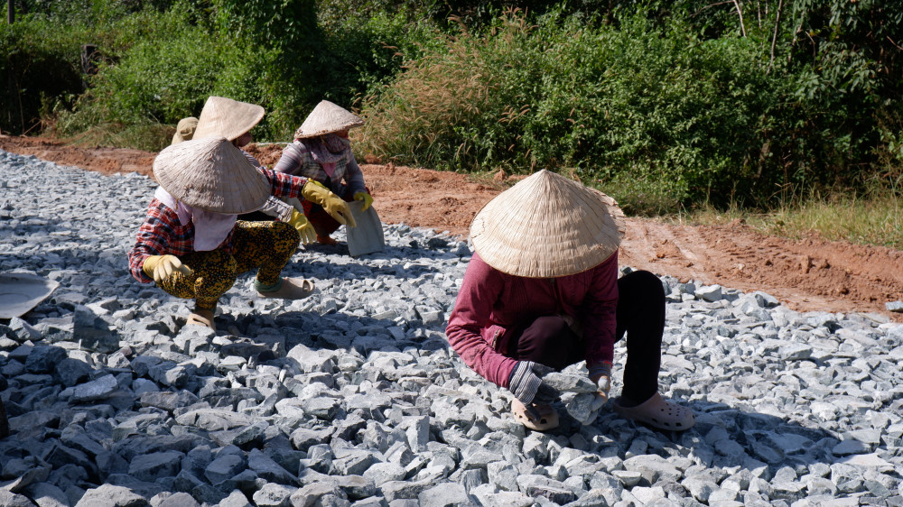 Công nhân thi công một tuyến đường trên địa bàn tỉnh