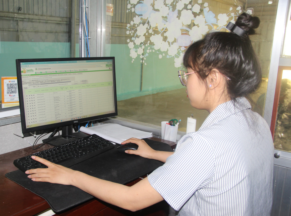 Nhân viên Hợp tác xã Nông nghiệp Mỹ Thạnh kiểm tra nhật ký sản xuất của thành viên trên ứng dụng FaceFarm, bảo đảm dữ liệu được ghi chép đầy đủ và minh bạch