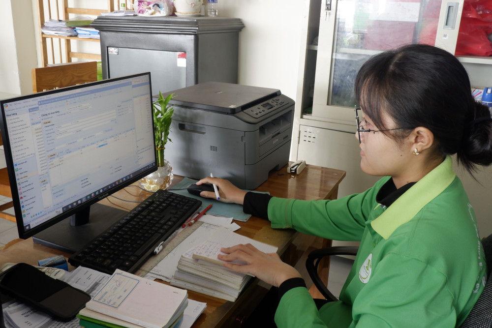 Nhân viên Hợp tác xã Rau an toàn Mười Hai theo dõi và quản lý dữ liệu sản xuất qua phần mềm Misa, phục vụ truy xuất nguồn gốc và điều phối sản xuất