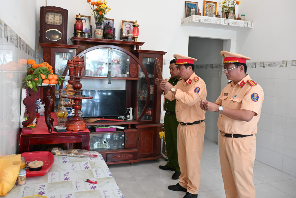 Đại diện Ban An toàn giao thông tỉnh thắp hương cho các nạn nhân tử vong do tai nạn giao thông