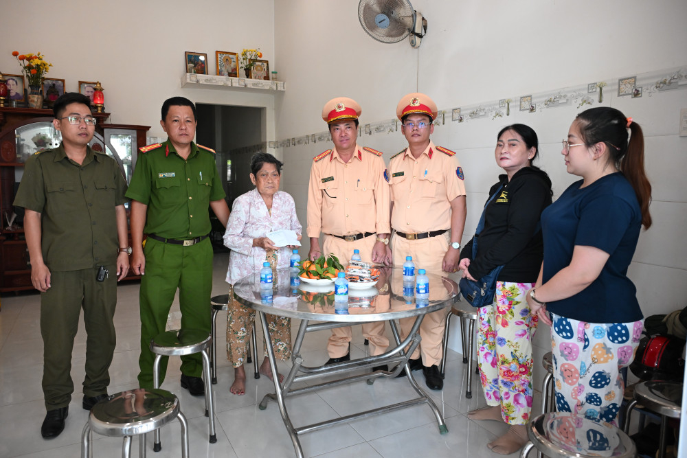 Đoàn trao quà hỗ trợ, động viên thân nhân gia đình có nạn nhân tử vong do tai nạn giao thông