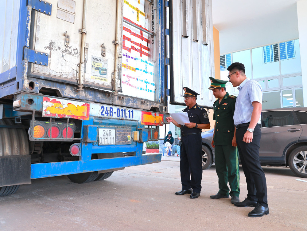 Lực lượng Hải quan, Bộ đội Biên phòng kiểm seal hàng hóa doanh nghiệp trước khi thông quan tại Cửa khẩu Quốc tế Tân Nam