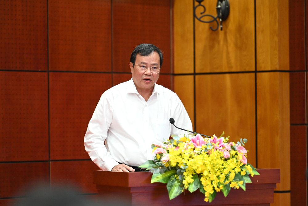 Phó Bí thư Tỉnh ủy, Chủ tịch UBND tỉnh Lê Văn Hẳn báo cáo Thủ tướng Chính phủ và Đoàn công tác về tình hình phát triển kinh tế - xã hội năm 2025