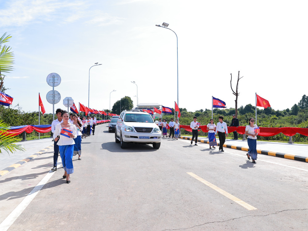 Nhân dân hai tỉnh Tây Ninh - Prey Veng trong ngày khai trương cặp Cửa khẩu Quốc tế Tân Nam - Meun Chey 