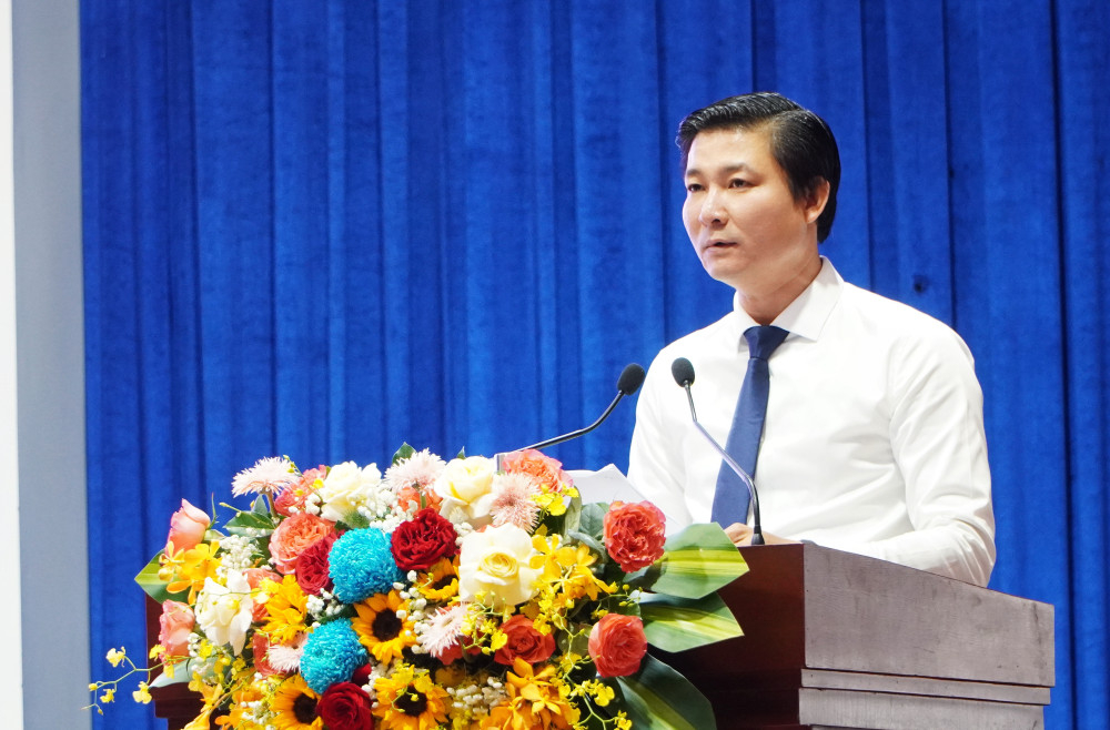 Đại biểu trình bày các tờ trình, báo cáo được thông qua tại kỳ họp lần này