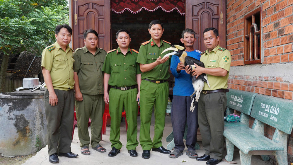 Bàn giao cá thể chim hồng hoàng