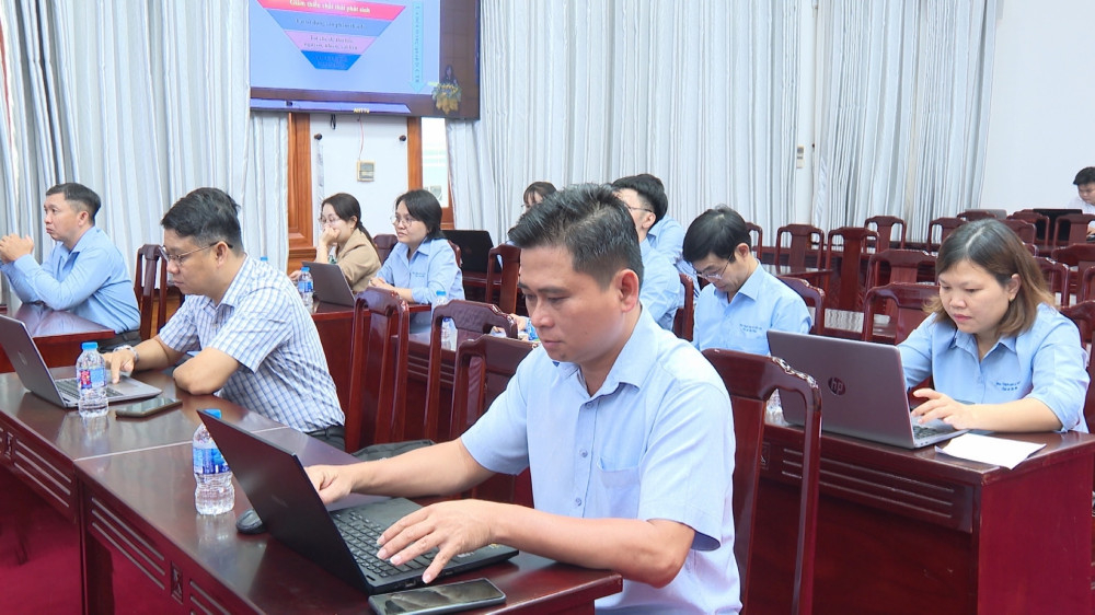 Đại biểu tham dự tập huấn tại Hội trường Tỉnh ủy