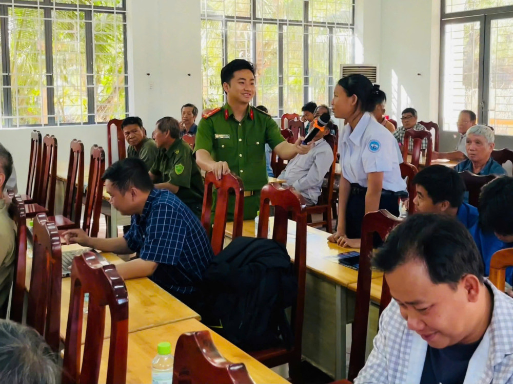 Học sinh tham gia trả lời câu hỏi về phòng, chống tội phạm ma tuý