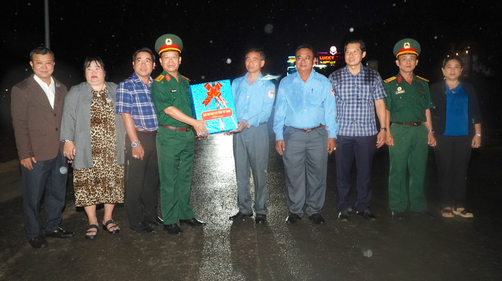 Đại tá Nguyễn Thanh Phong, Chính ủy Bộ CHQS tỉnh, Phó trưởng Ban Thường trực Ban Chỉ đạo 515 tỉnh tặng quà động viên, chúc mừng Đội K73 hoàn thành nhiệm vụ