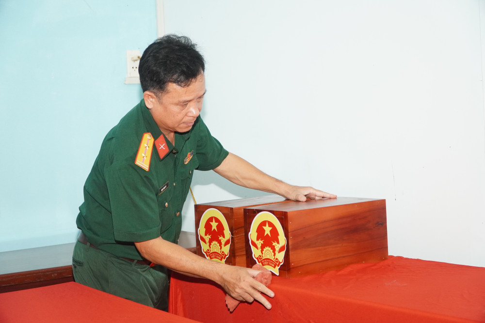 Các cán bộ, chiến sĩ nâng niu từng hài cốt liệt sĩ: Đưa các anh về với đất mẹ trong sự kính trọng sâu sắc